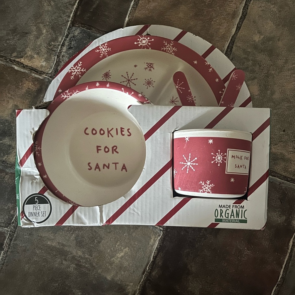 Cookie and Co. 5 pc. Dinner Set. Box has damage (as shown in photos)